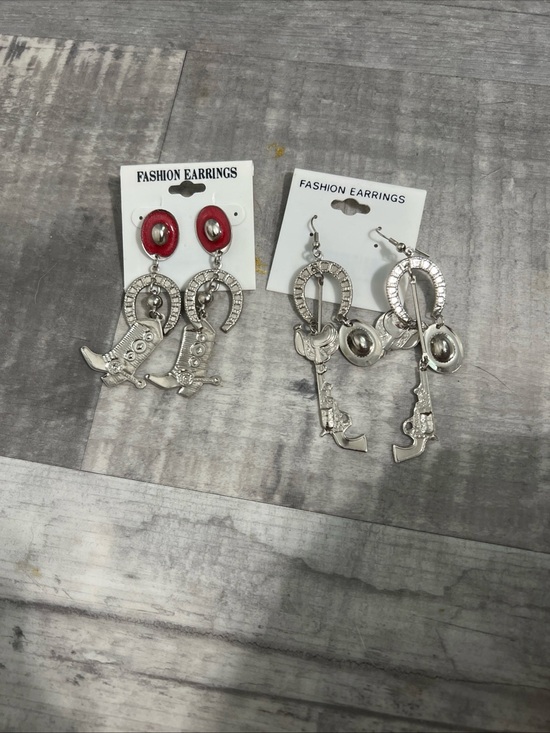 Source Unknown Jewelry - Western Horseshoe & Revolver Dangle Earrings - Silver with Red Accent Cowboy Hat